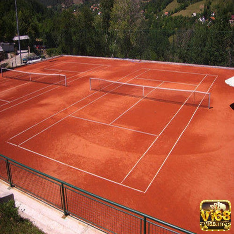 Các loại mặt sân tennis đất nện đỏ đã phổ biến hơn phổ biến ở Châu Âu và Châu Mỹ Latinh