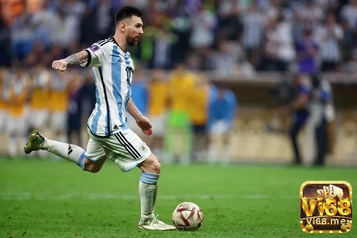 Messi đang thực hiện cú đá luân lưu cho Argentina
